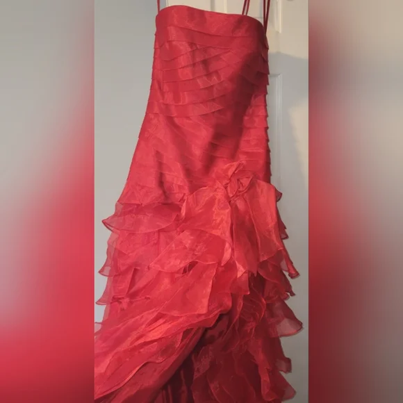 Red strapless Ruffled Prom Dress With Side Split. Size 8 - Picture 4 of 9